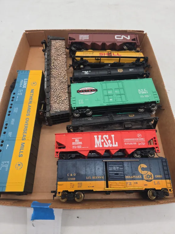 Assorted vintage h o scale train cars