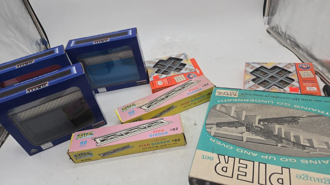 Assorted h* scale train layout accessories, new inboxes