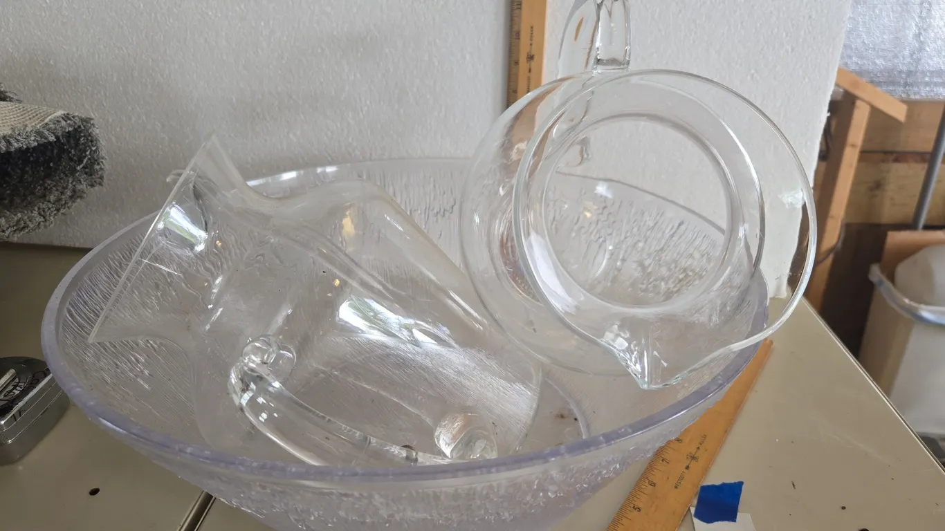 Plastic salad and drink serving containers