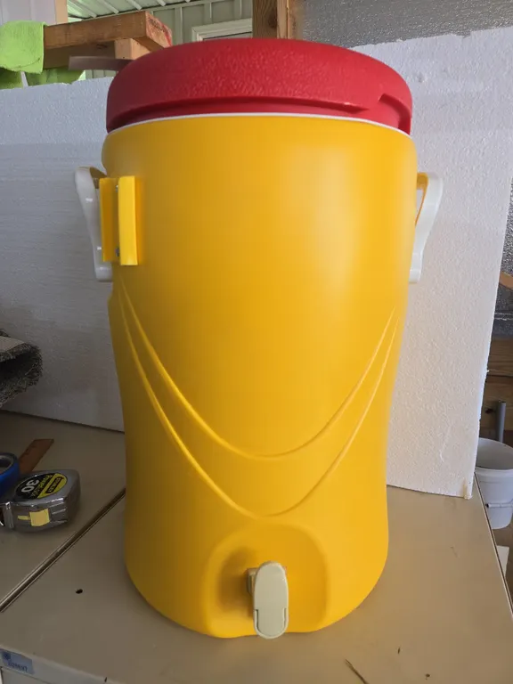 Insulated 5 gallon beverage cooler dispenser