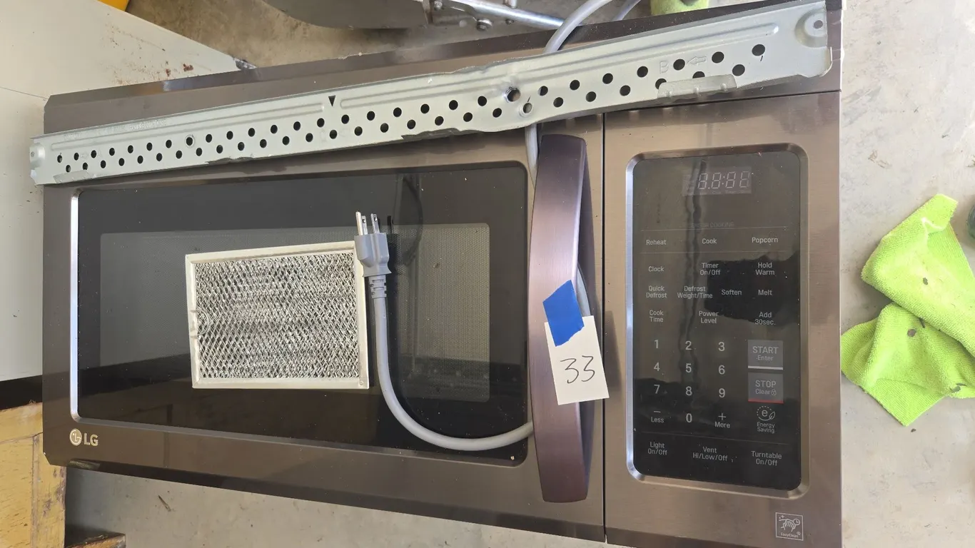 L g under the cabinet microwave