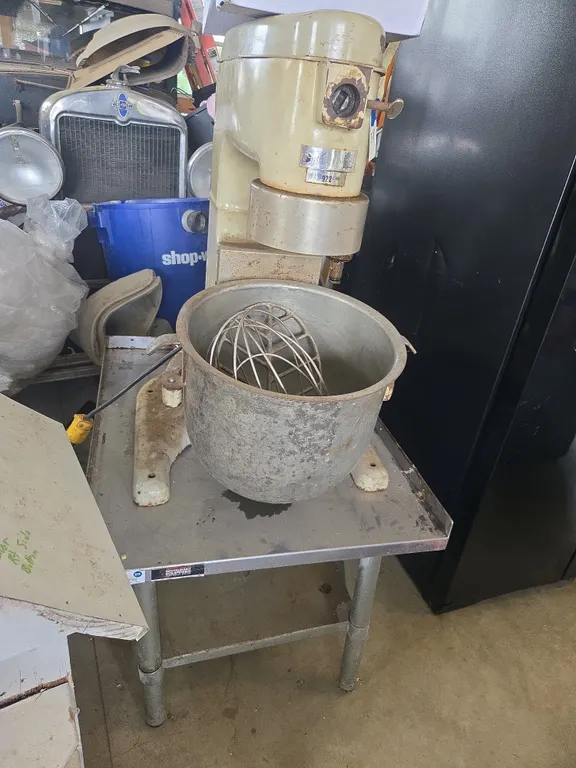 Vintage reynolds of illinois number 922, 22 quart mixer