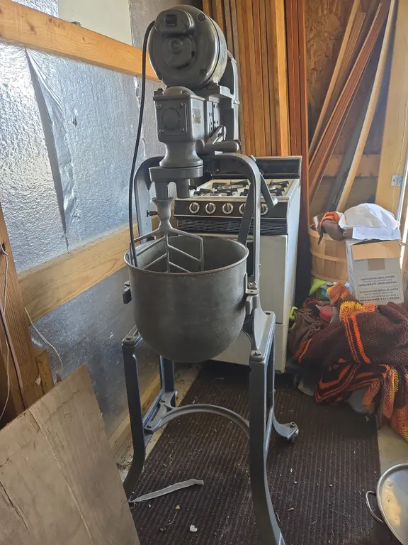 Antique Reynolds electric company, chicago, illinois model 7177, 22 quart electric mixer