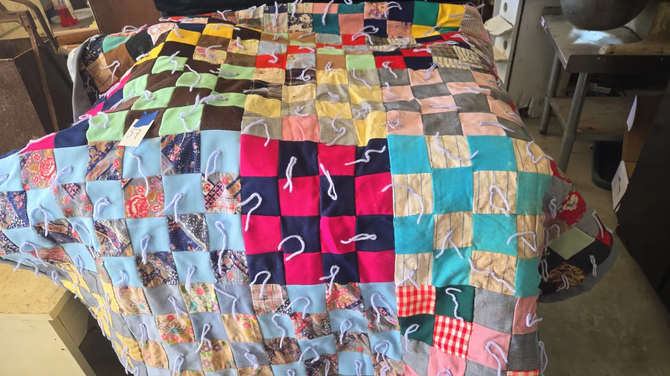 Vintage twin size tie knot quilt