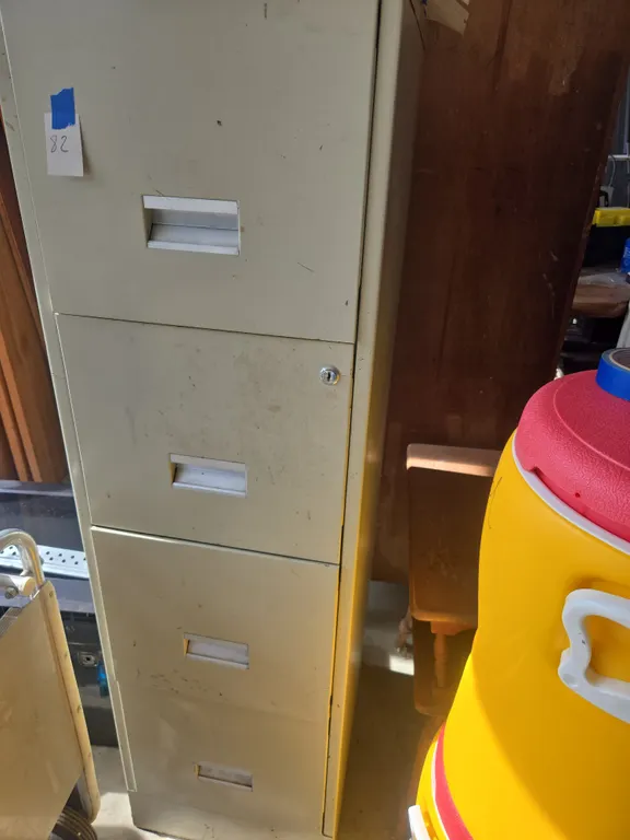 Metal 4 drawer filing cabinet