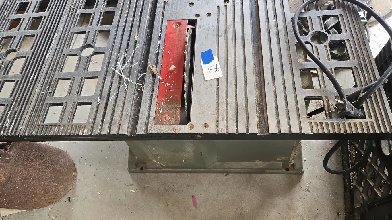 Delta brand 10 inch bench saw WORKS