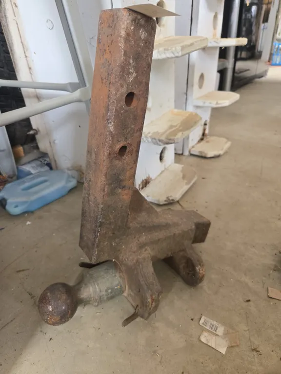 Redistribution mount hitch and ball