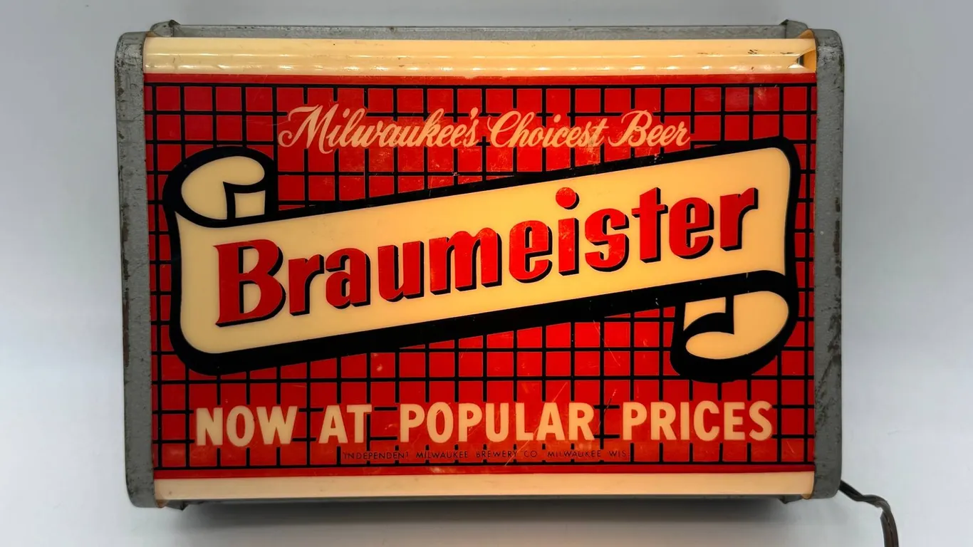 Braumeister Milwaukee's Choicest Beer Lighted