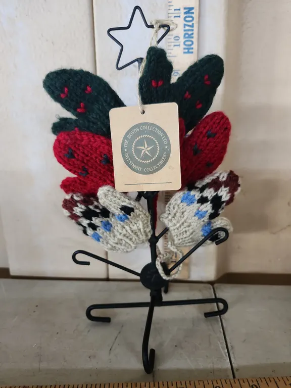 Boyds Bear Mittens & Metal Tree Stand