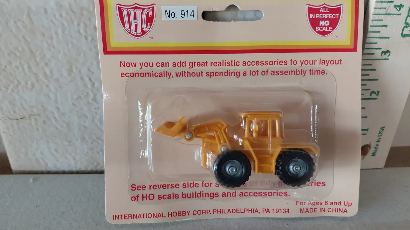 New IHC All In Perfect HO Scale Front End Loader (W/Blade)
