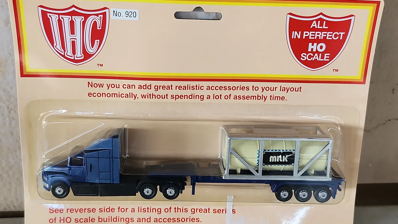 New IHC All In Perfect HO Scale Flatbed Truck W/Tanker Container