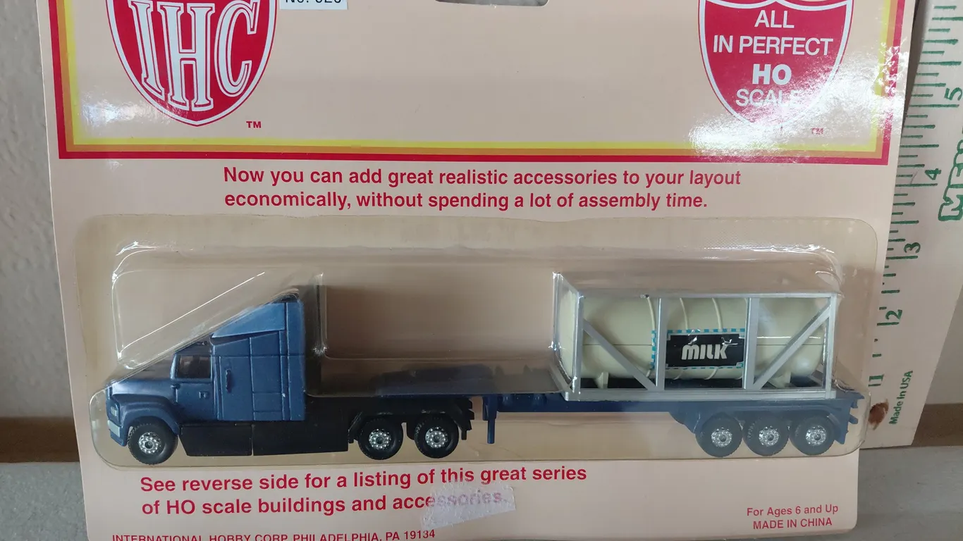 New IHC All In Perfect HO Scale Flatbed Truck W/Tanker Container