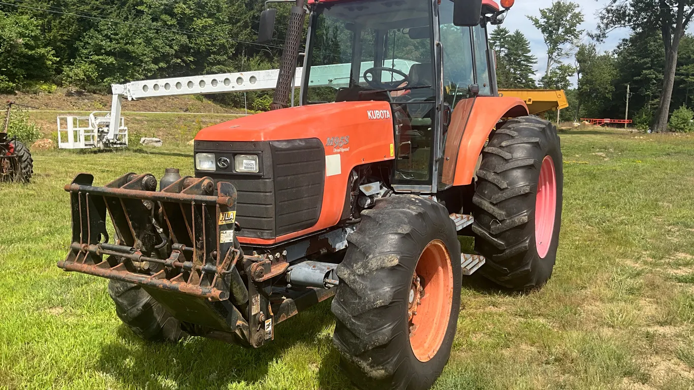 KUBOTA M95S TRACTOR W/LOADER SN: M95S50531