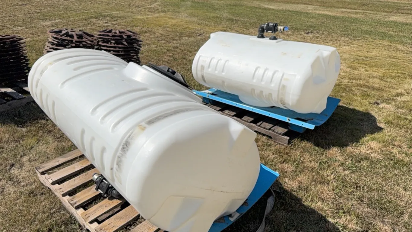 PR) 125 gallon poly tanks
