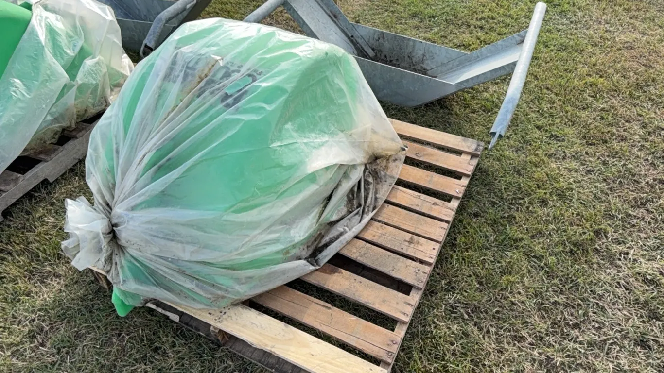New Behlen Pasture Max mineral feeder w/ stand-Sales Tax