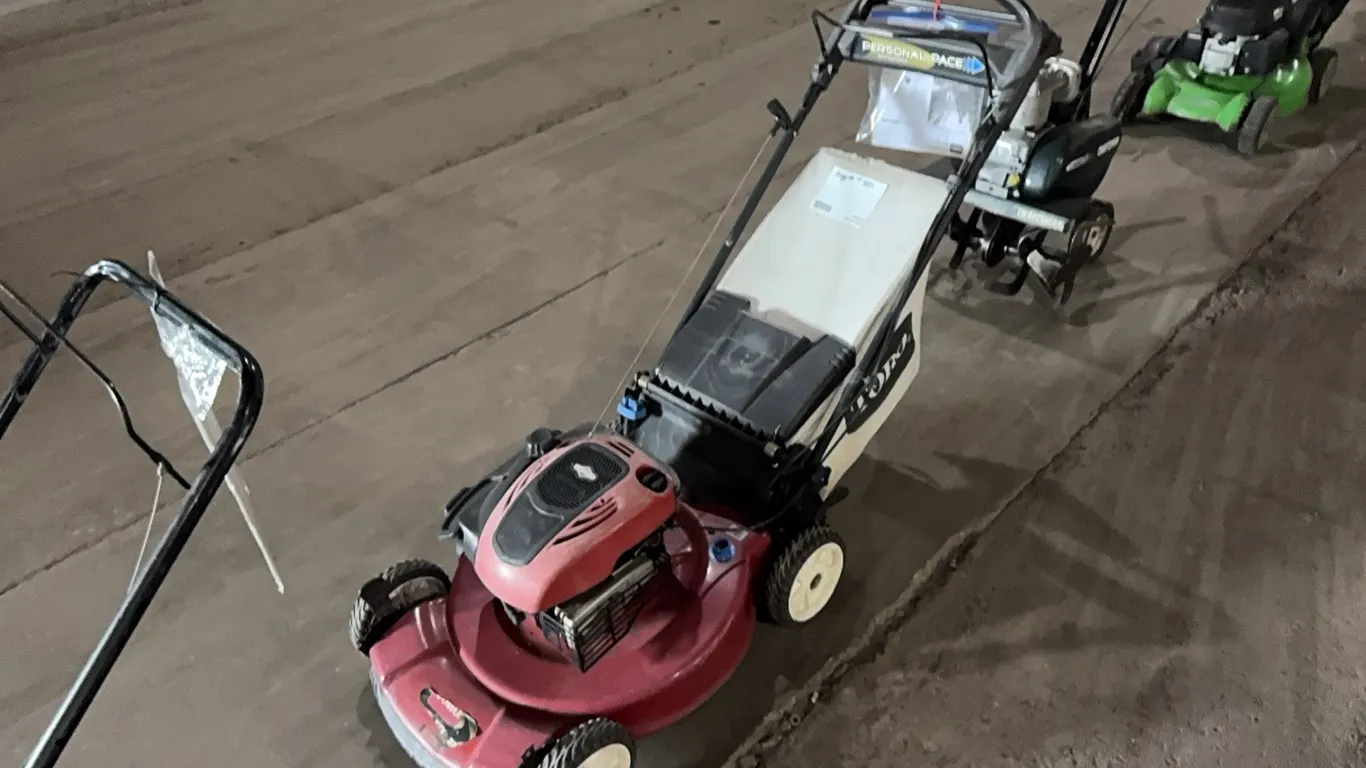Toro 22" push mower w/ Brigs & Straten engine & bagger