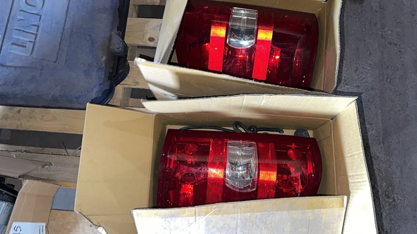 PR) Chevrolet factory tail lights