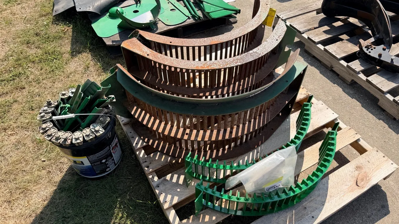 Assorted JD S680 combine parts