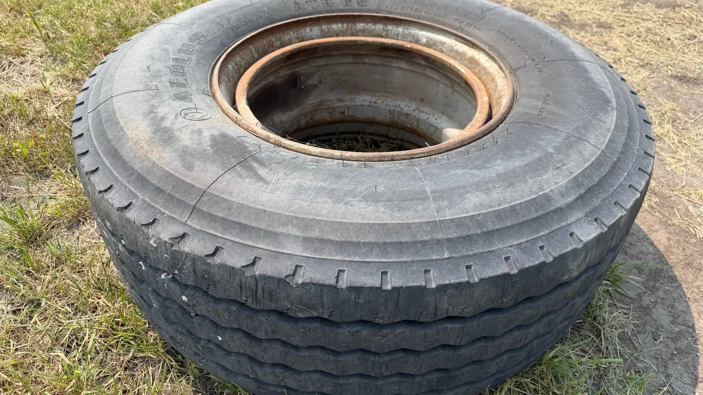 Aeolus 425/65R22.5 super single on rim