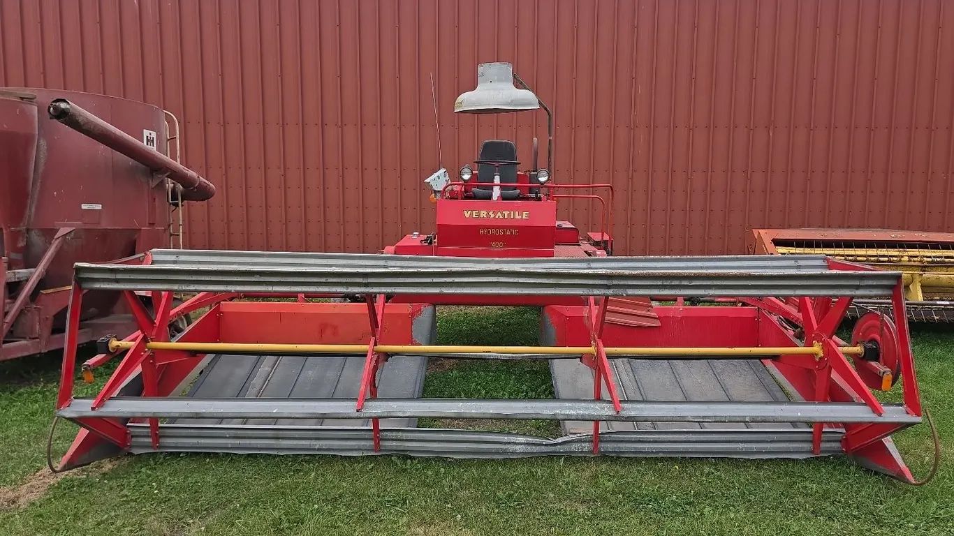 VERSATILE 400 14' Hydrostatic swather