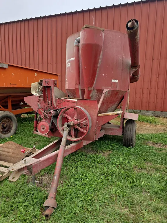 INTERNATIONAL 1150 Feed grinder mixer