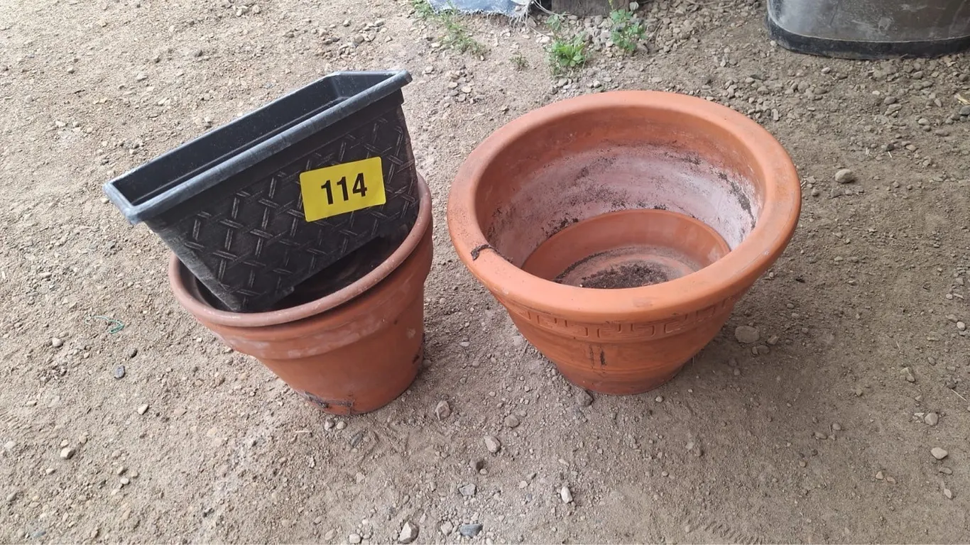 3 Flower pots