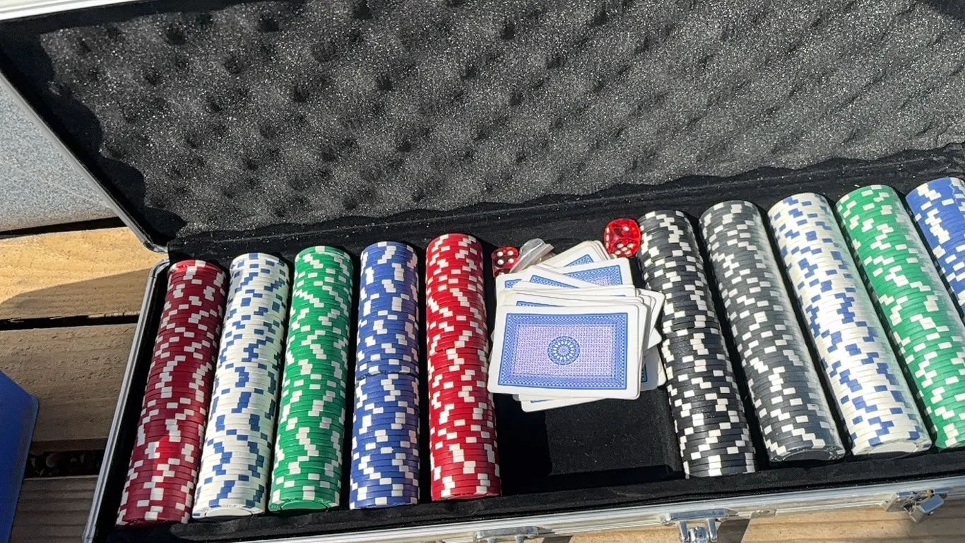SWEET SPOT GOLF HARD CASE, WIRE, EXTENSION CORDS, POKER CHIP SET