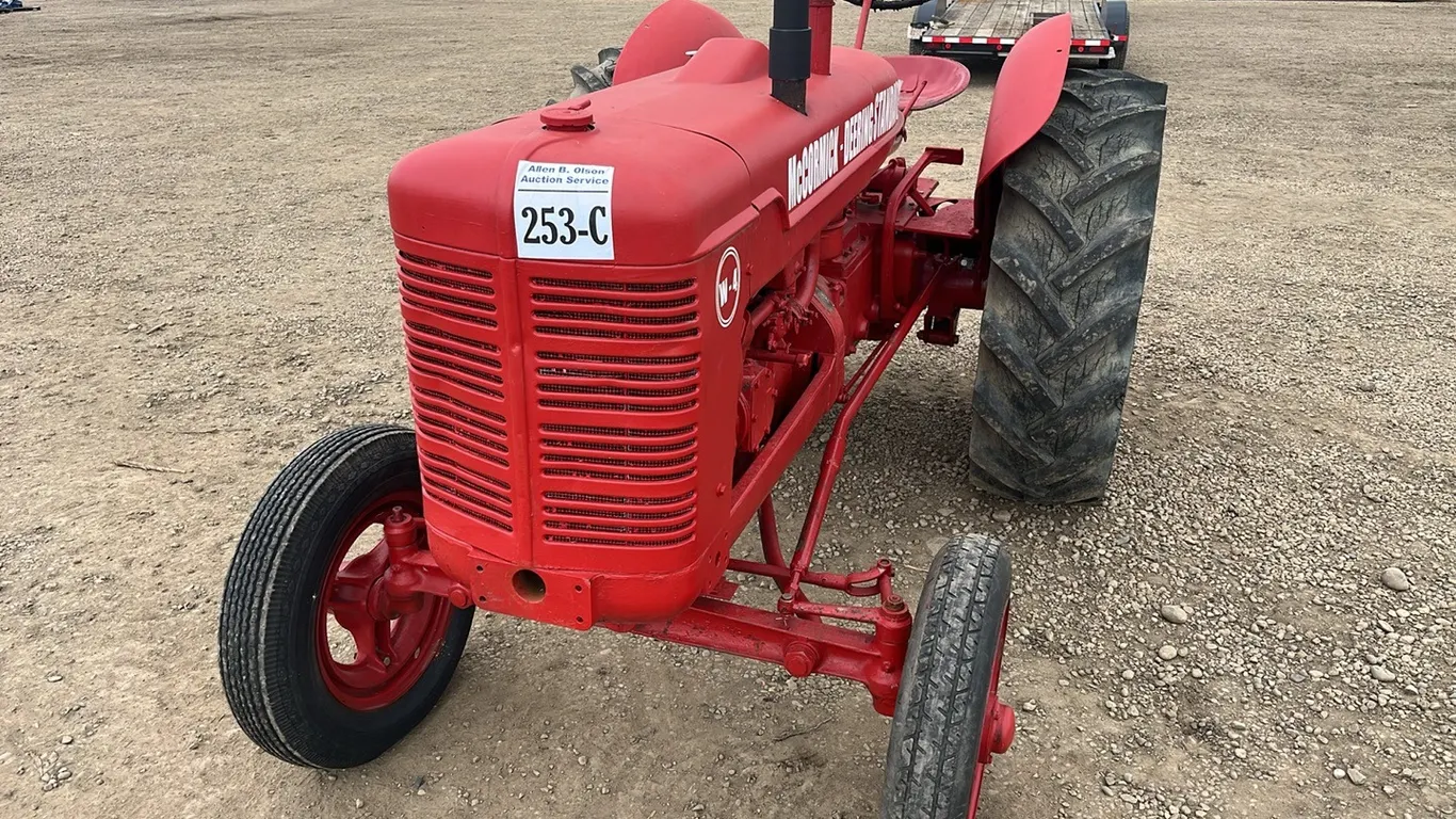 1948 INTERNATIONAL MCCORMICK DEERING STANDARD W4 TRACTOR - s/n WBH-10665
