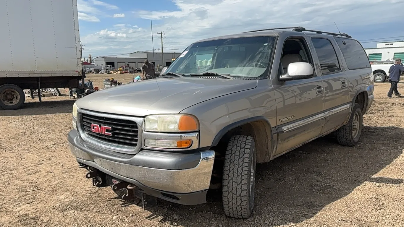 2000 GMC YUKON XL SUV - VIN: 3GKGK26U5YG189948