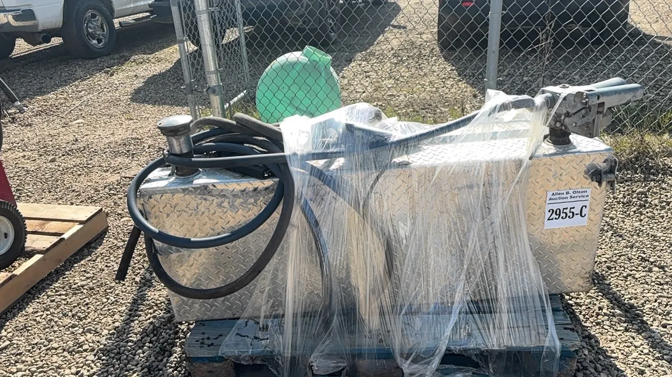 TRUCK TOOL BOX w/ 175 L FUEL TANK ATTACHED