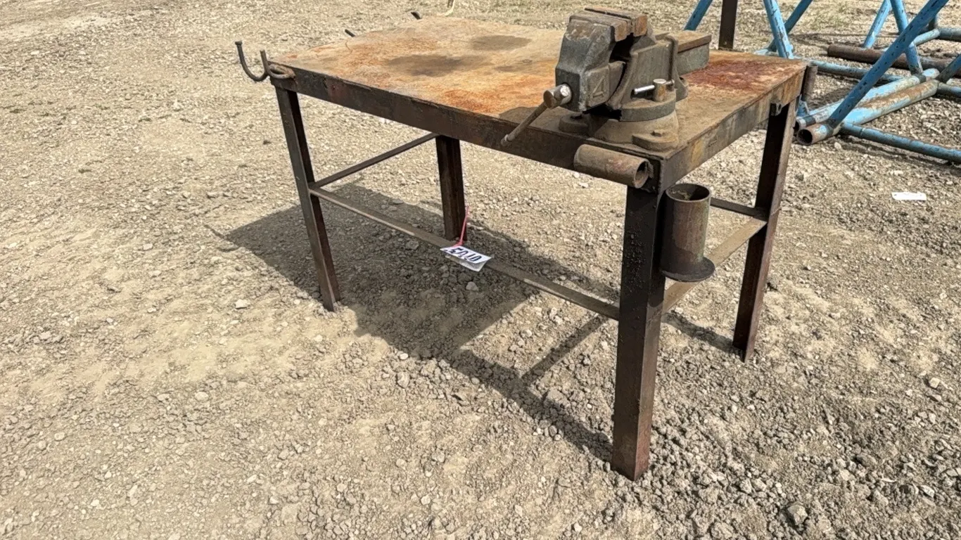 WELDING TABLE w/ VICE 26" X 4L