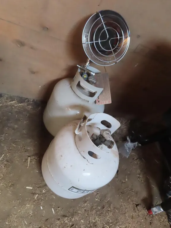 Lot - Propane Heater, (2) Propane Tanks *Located at Spruce Grove location.