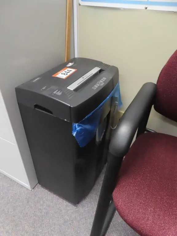 Staples Shredder, 15 Page Capacity *Located at 4831 93 Ave, Edm.