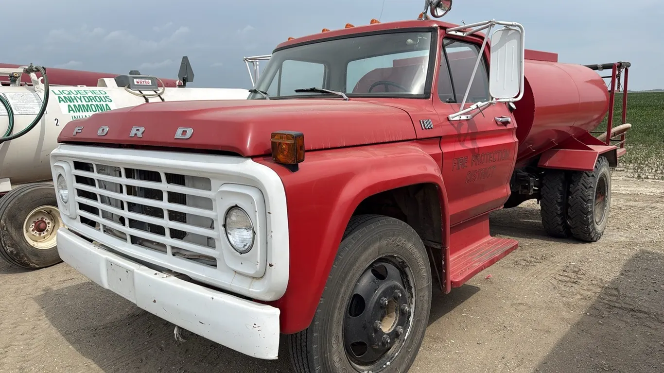 ID 0479 1975 F600 Water Truck w/ Water Pump