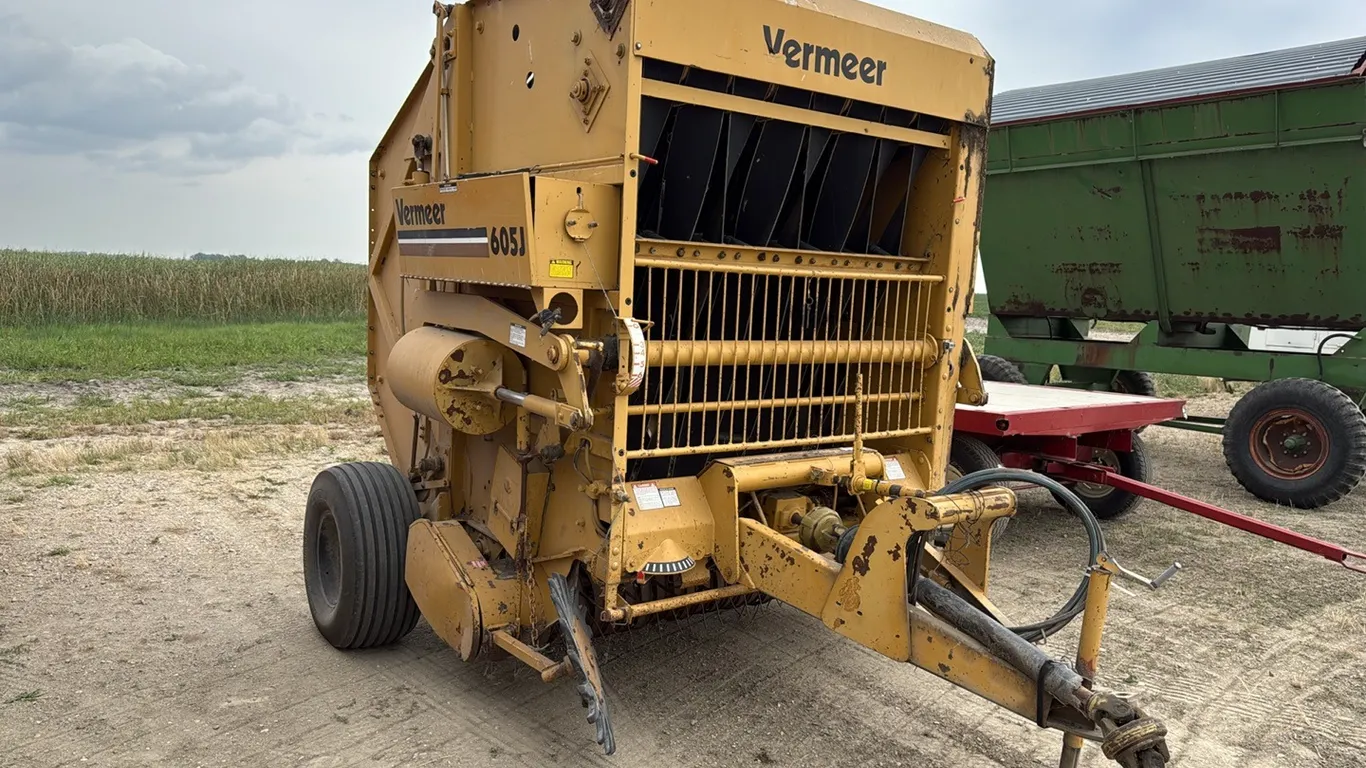 ID 0500 Vermeer 605J Round Baler