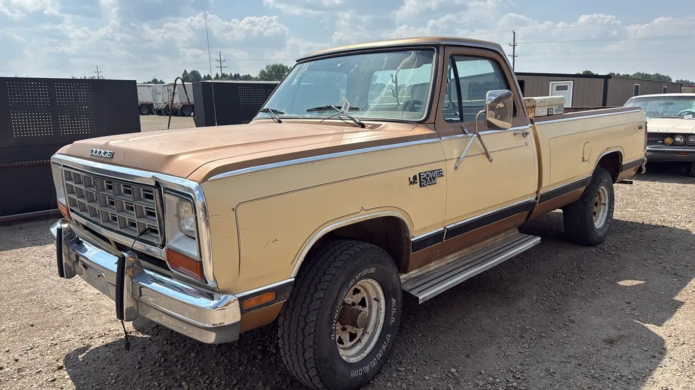 ID 0504 1985 Dodge 1/2ton 4x4