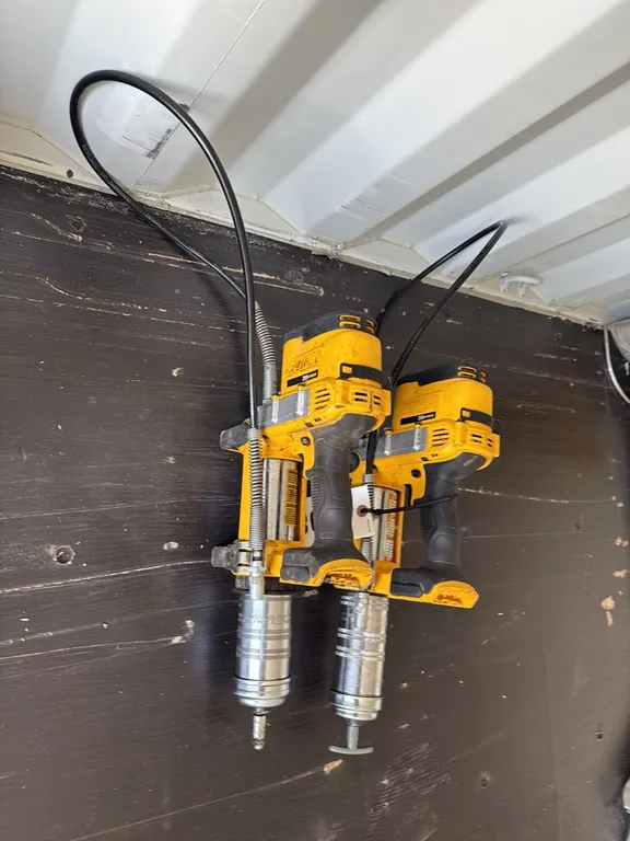 ID 0298 DeWalt Grease Guns (2)