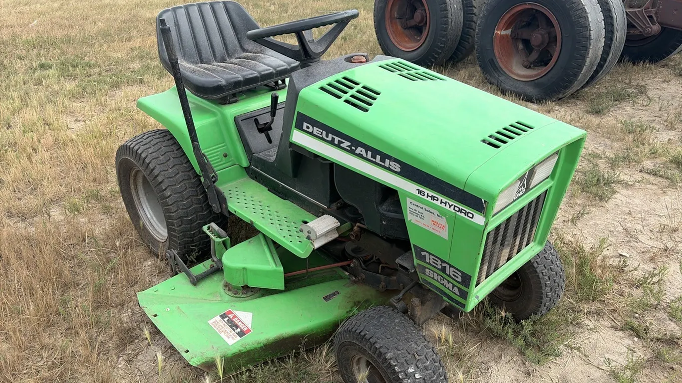 ID 0439 Deutz Allis Lawn Mower