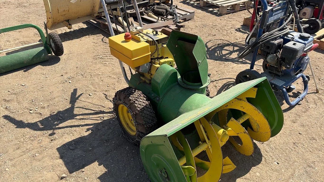 ID 0185 1032 John Deere Walk Behind Snowblower