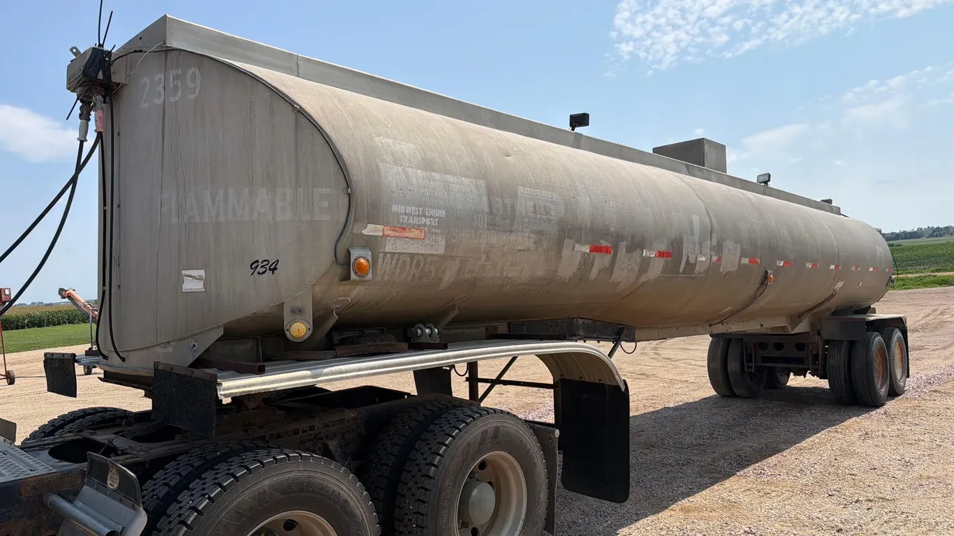 1959 Fruehauf 8500 Gallon Semi Manure Tanker