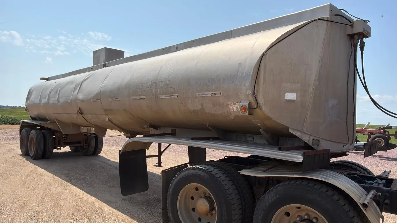 1960 Fruehauf 8500 Gallon Semi Manure Tanker