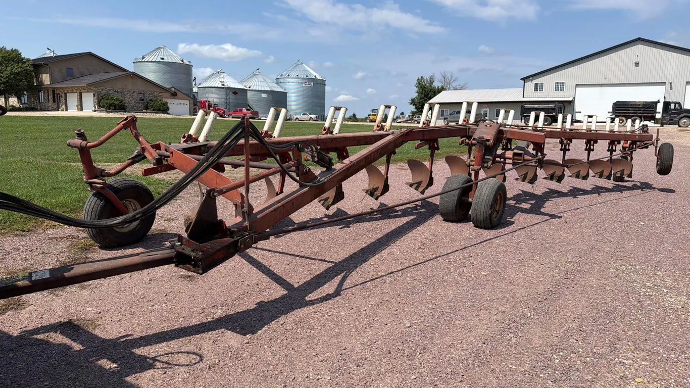 International 800 12 Bottom Plow