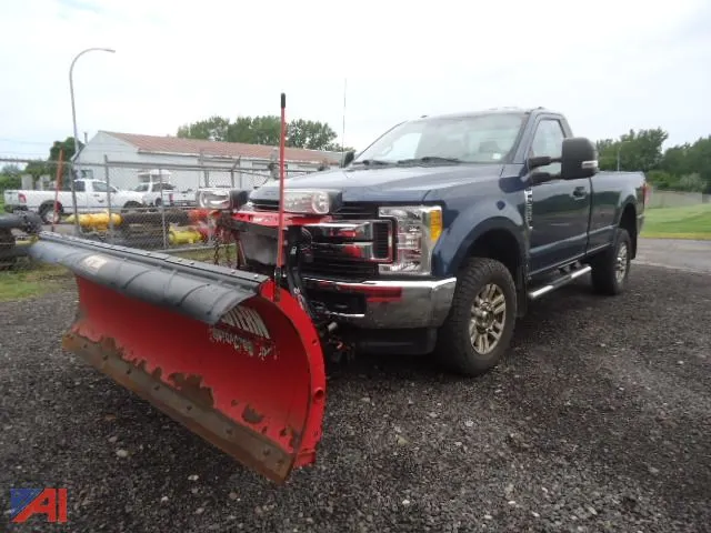 2017 Ford F-350XLT Super Duty Pickup Truck with Plow
