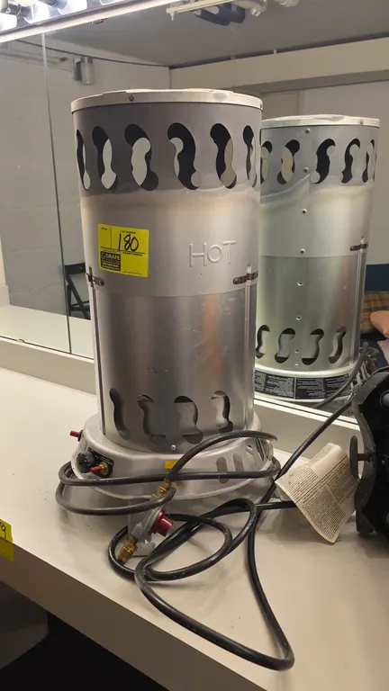 Workforce HD200A propane gas construction heater. Features 75,000 to 200,000 BTU/Hr variable heat output, push-button ignition, and attached gas hose