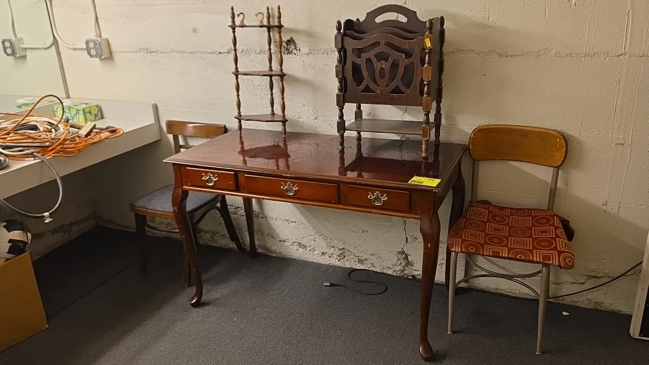 Wood 3-drawer desk with (2) wooden tabletop organizers and (2) assorted chairs. Desk features cabriole legs and decorative drawer pulls. 48" x 30". Dr