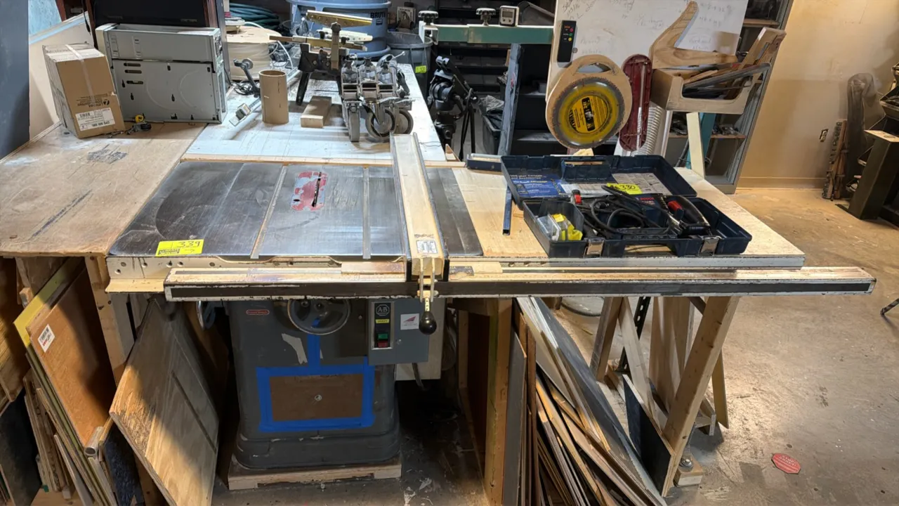Delta cabinet table saw. Features cast iron top, rip fence, side extension table, dual adjustment handwheels, and an Allen-Bradley start/stop push-but