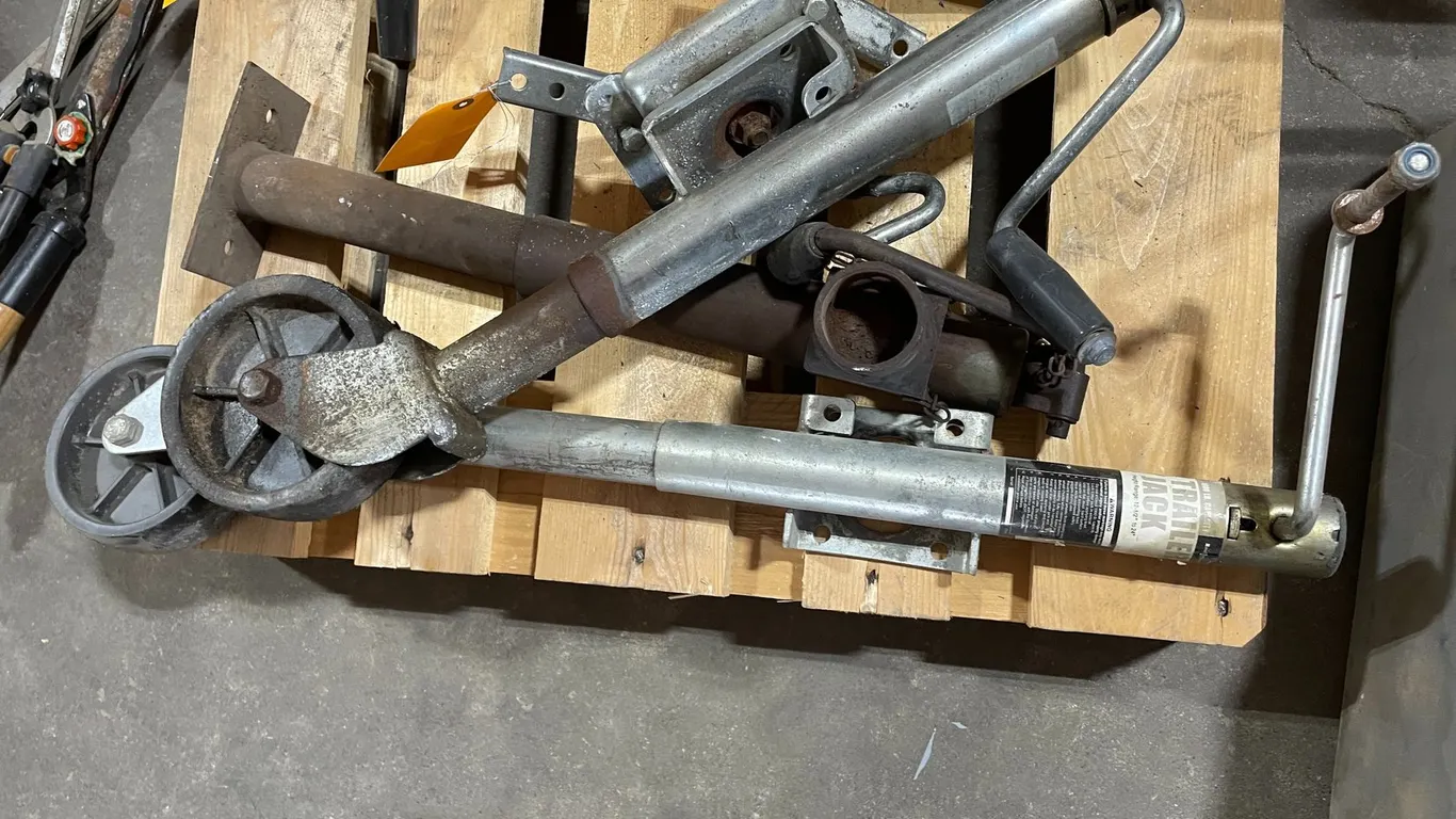 (3) Trailer Jacks