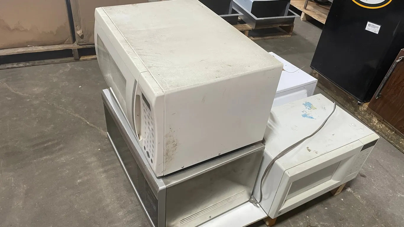(4) Used Microwaves