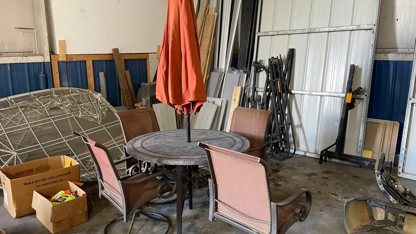 Round Outdoor Patio Table with (4) Chairs and Umbrella