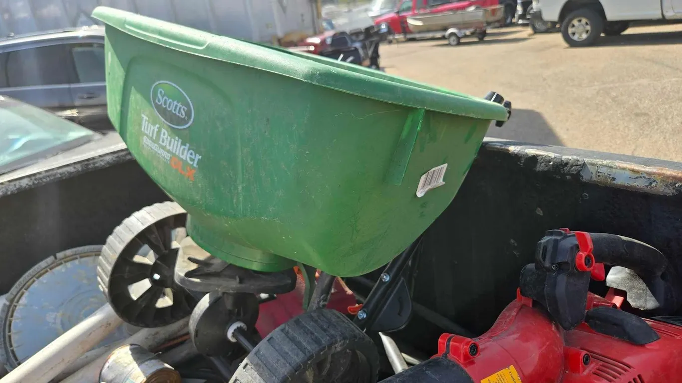 SCOTTS GRASS SEED/FERTILIZER SPREADER